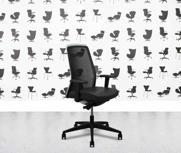 refurbished interstuhl everyis1 ev251 2d white frame black leather seat
