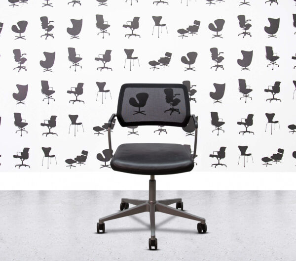 Refurbished Steelcase QiVi - Grey Frame - Black Leather