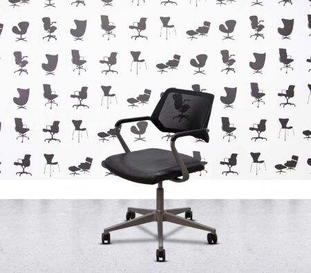 Refurbished Steelcase QiVi - Grey Frame - Black Leather2