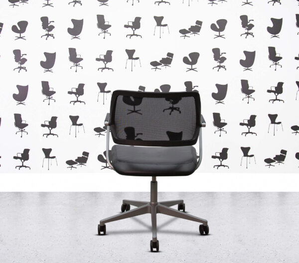 Refurbished Steelcase QiVi - Grey Frame - Black Leather3