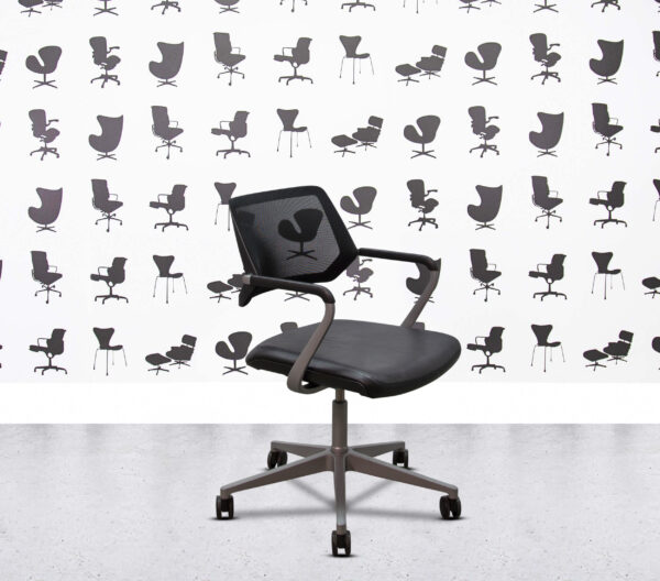 Refurbished Steelcase QiVi - Grey Frame - Black Leather4