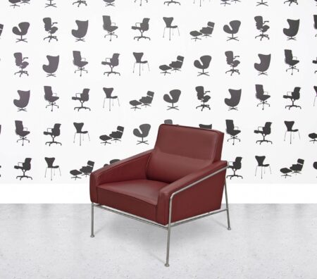 Refurbished Fritz Hansen Airport 3000 Armchair - Berry Red Leather